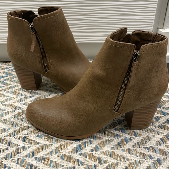 Fergalicious by Fergie Ankle boots - Picture 1 of 5